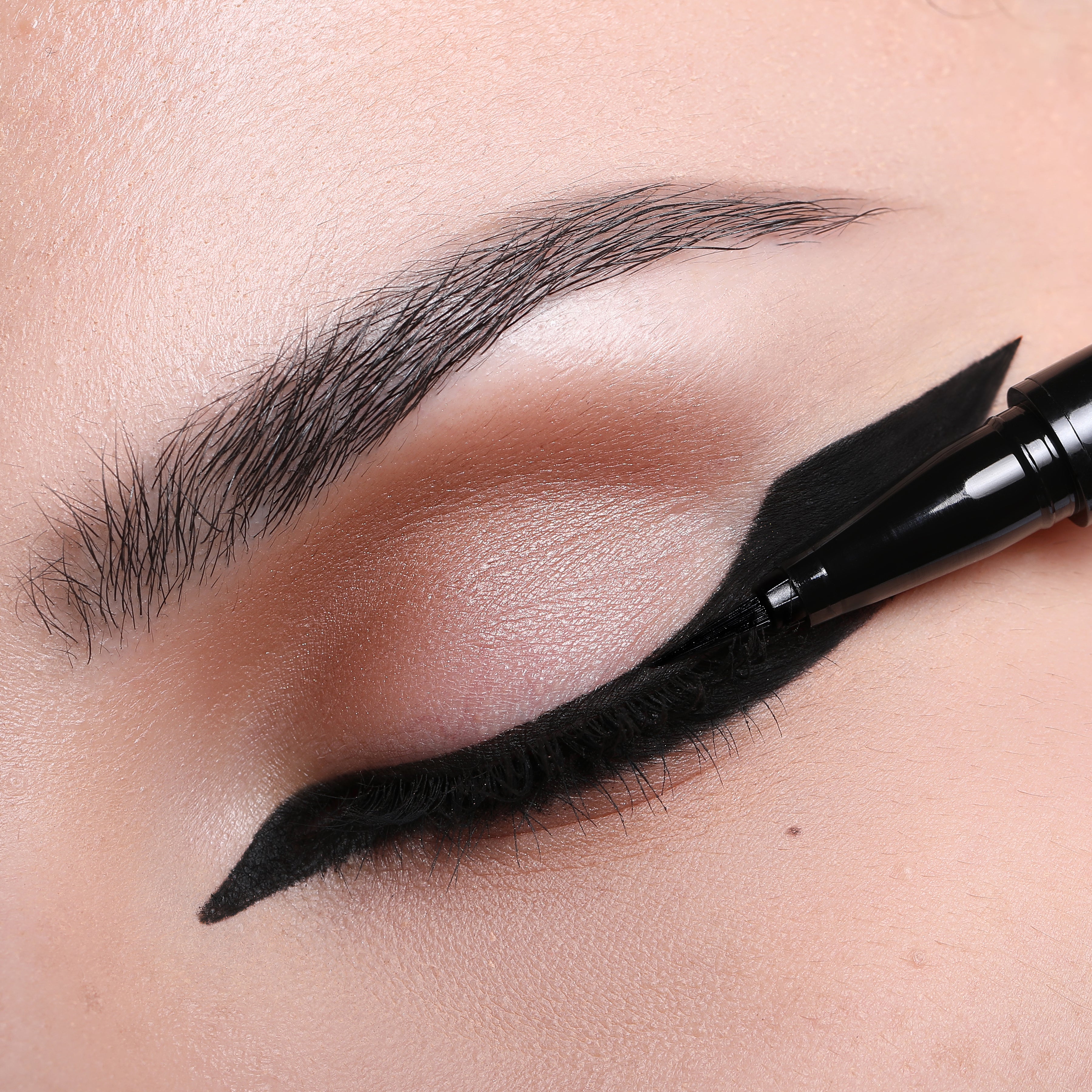 INTENSE NOIR EYELINER - Bold Black, Precision, Long-lasting, Waterproof, Smudge-proof, High-pigment, Smooth Application, Dramatic Eye Look, Easy-to-apply, Eye-defining, Deep Black, Sharp Line, Ultra-black