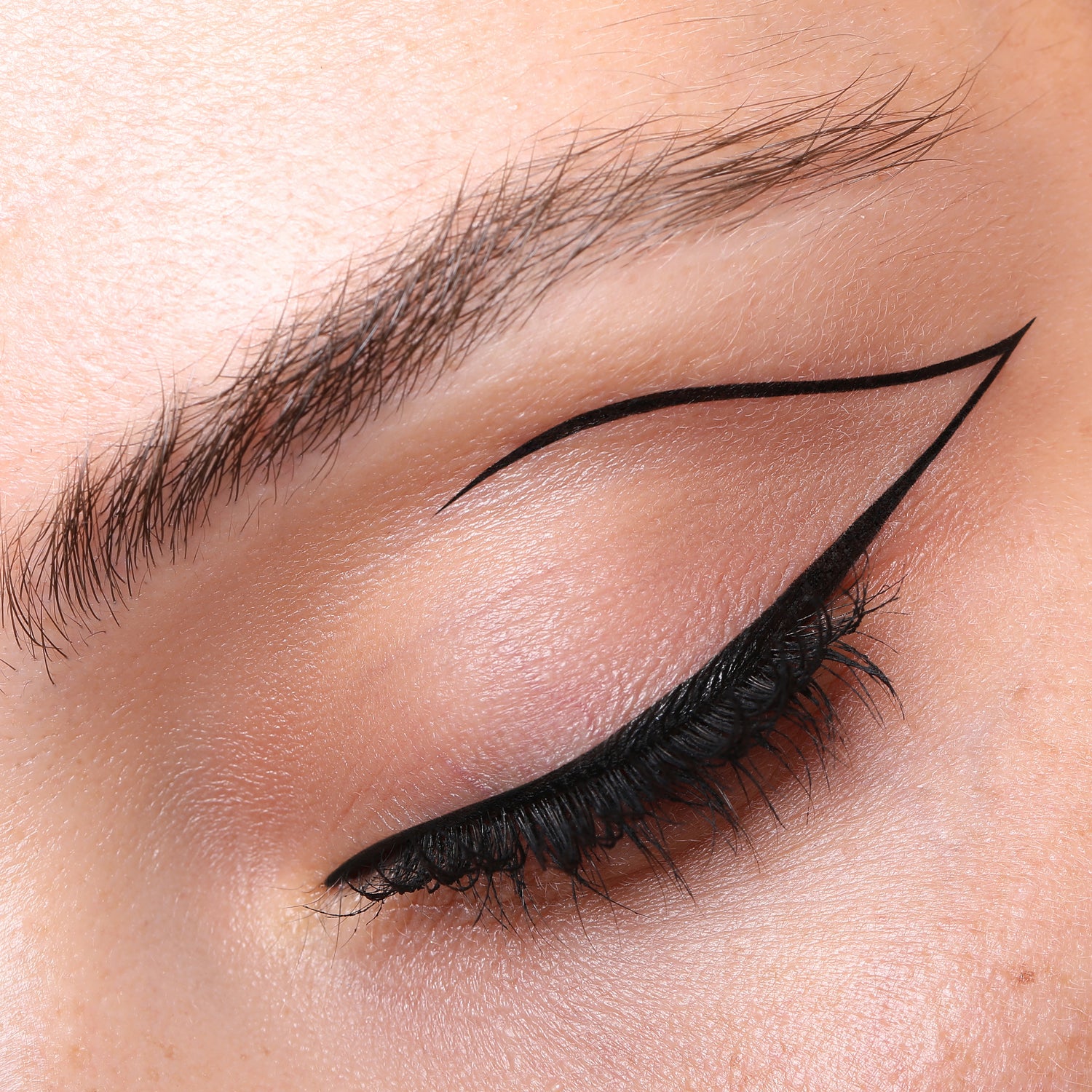 INTENSE NOIR EYELINER - Bold Black, Precision, Long-lasting, Waterproof, Smudge-proof, High-pigment, Smooth Application, Dramatic Eye Look, Easy-to-apply, Eye-defining, Deep Black, Sharp Line, Ultra-black
