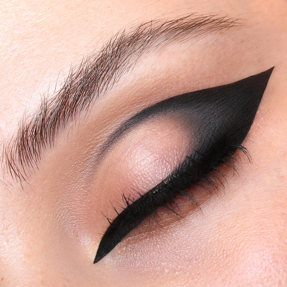 INTENSE NOIR GEL LINER: Long-lasting, Waterproof, Smudge-proof, Cry-proof, High pigment, Durable, Resistant, Permanent